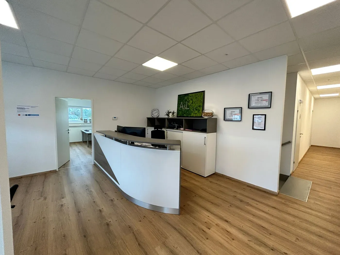 Moderner Büro- und Empfangsbereich von A&L Electric Systems