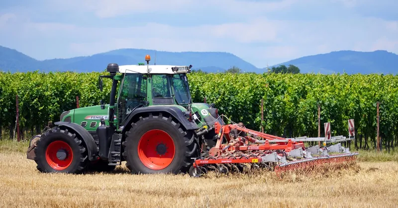 Landwirtschaftliche Fahrzeuge auf einem Feld
