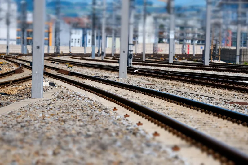 Bahnanlage mit Gleisen und Signaltechnik