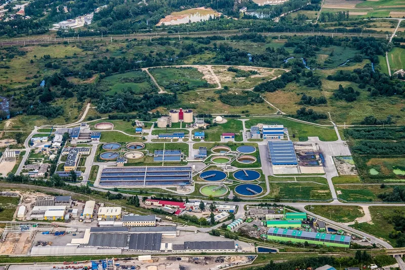 Luftaufnahme einer Wasseraufbereitungsanlage