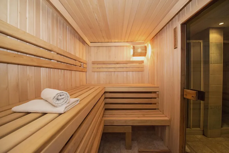 Sauna-Innenraum mit Holzverkleidung und Ofen